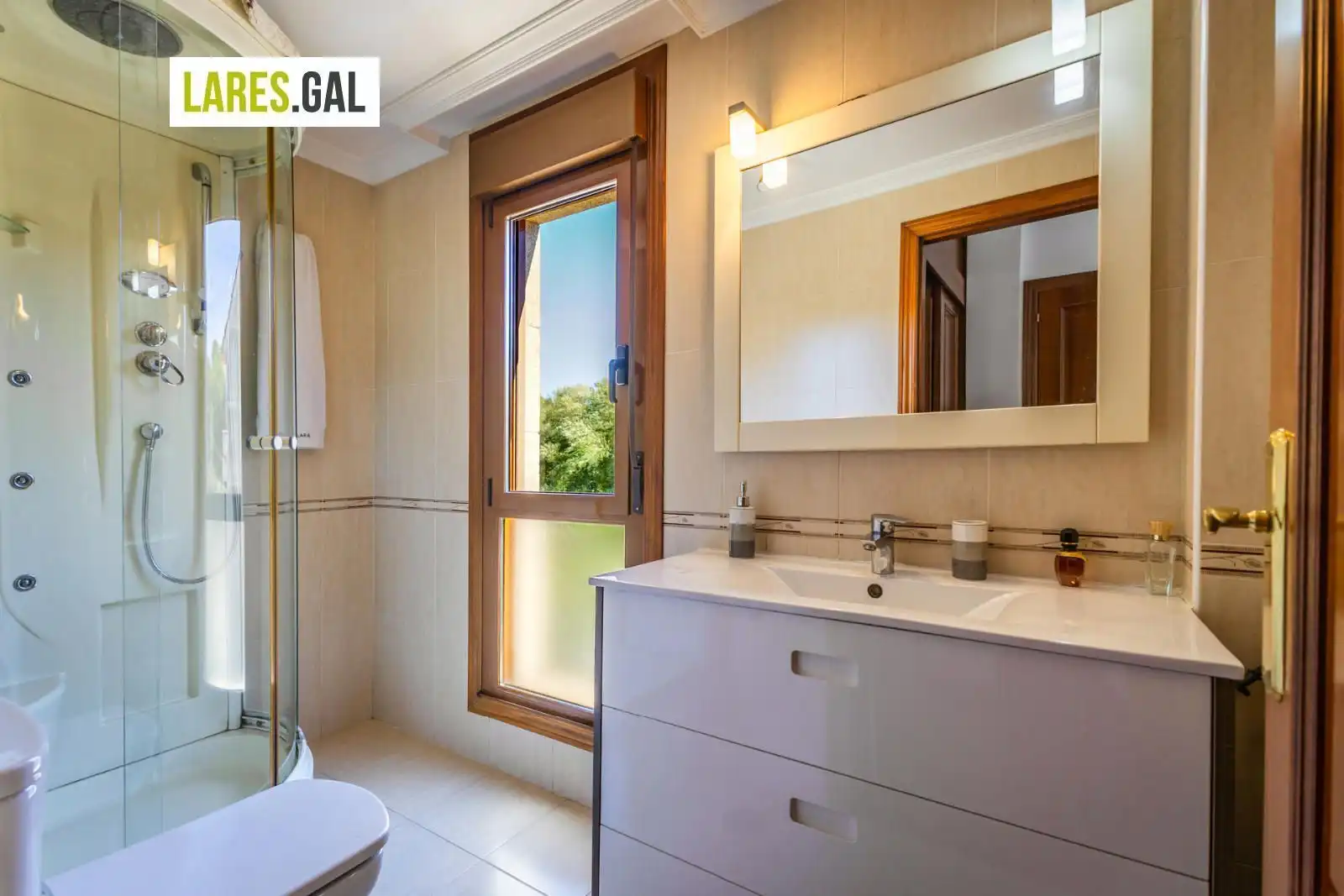 Badezimmer von Einfamilien-Reihenhaus zum Verkauf in Cangas  mit Heizung, Terrasse und Abstellraum