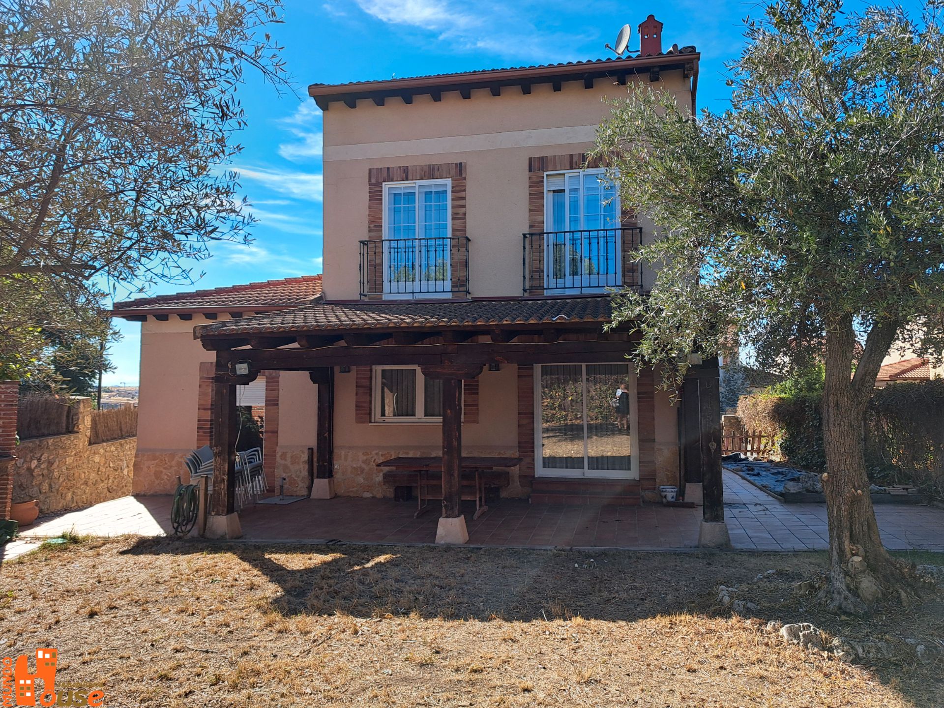 Vista exterior de Casa o xalet de lloguer en Palazuelos de Eresma amb Calefacció, Jardí privat i Terrassa
