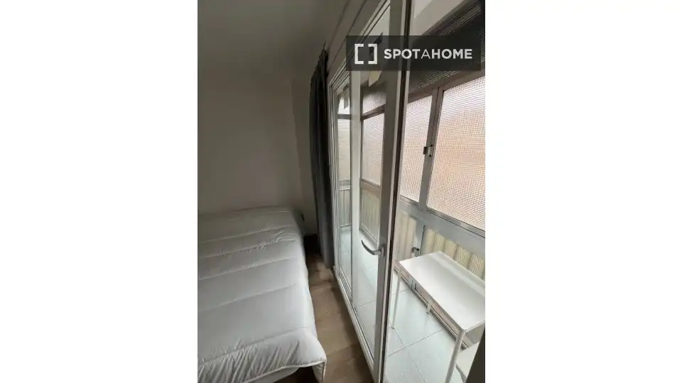 Bedroom of Flat for share in Madrid  with Air Conditioner, Heating and Terrace
