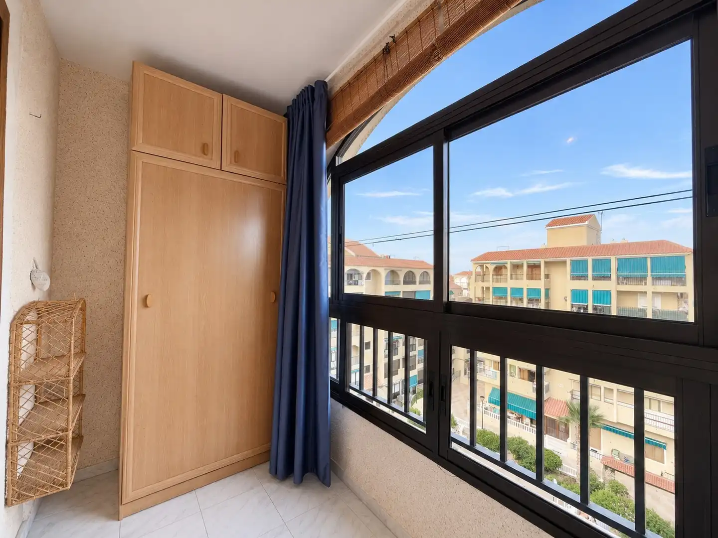 Habitación de Estudio de alquiler en Torrevieja con Aire acondicionado, Piscina y Amueblado