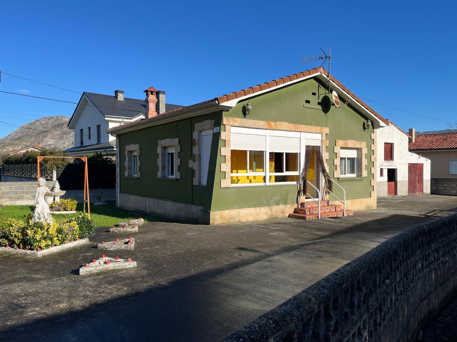 Vista exterior de Casa o xalet en venda en Los Corrales de Buelna  amb Calefacció i Jardí privat
