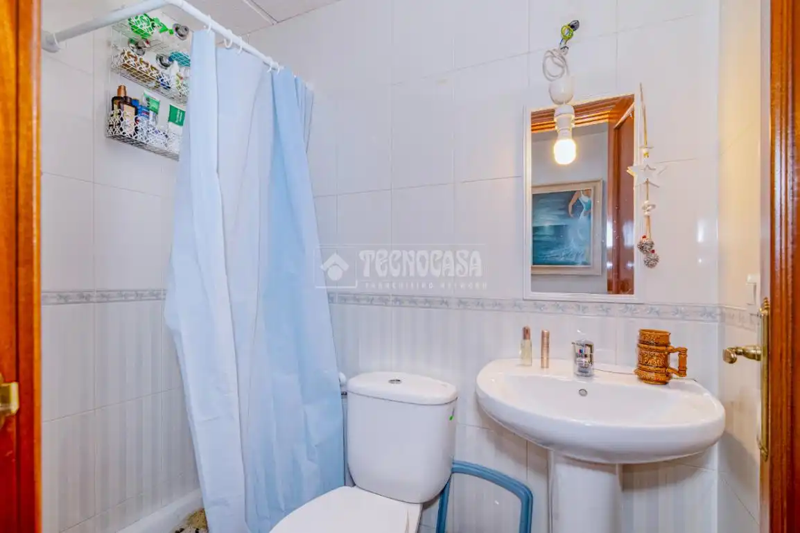 Badezimmer von Wohnung zum Verkauf in Lucena mit Klimaanlage, Terrasse und Abstellraum