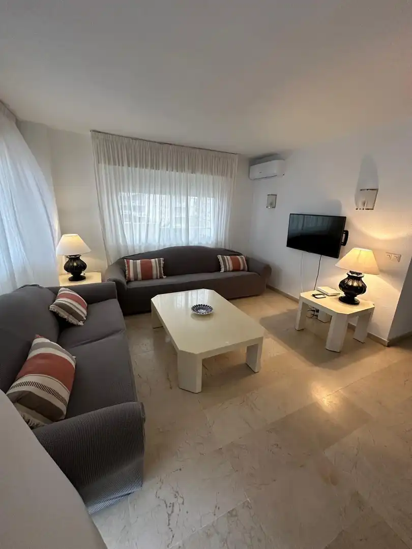 Sala d'estar de Pis de lloguer en Fuengirola amb Aire condicionat, Terrassa i Moblat