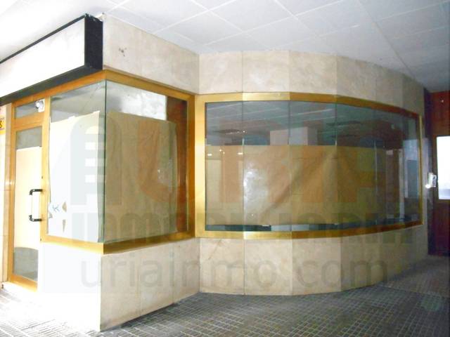 Local comercial en Alquiler en Calle del General Elorza en Milán - Pumarín