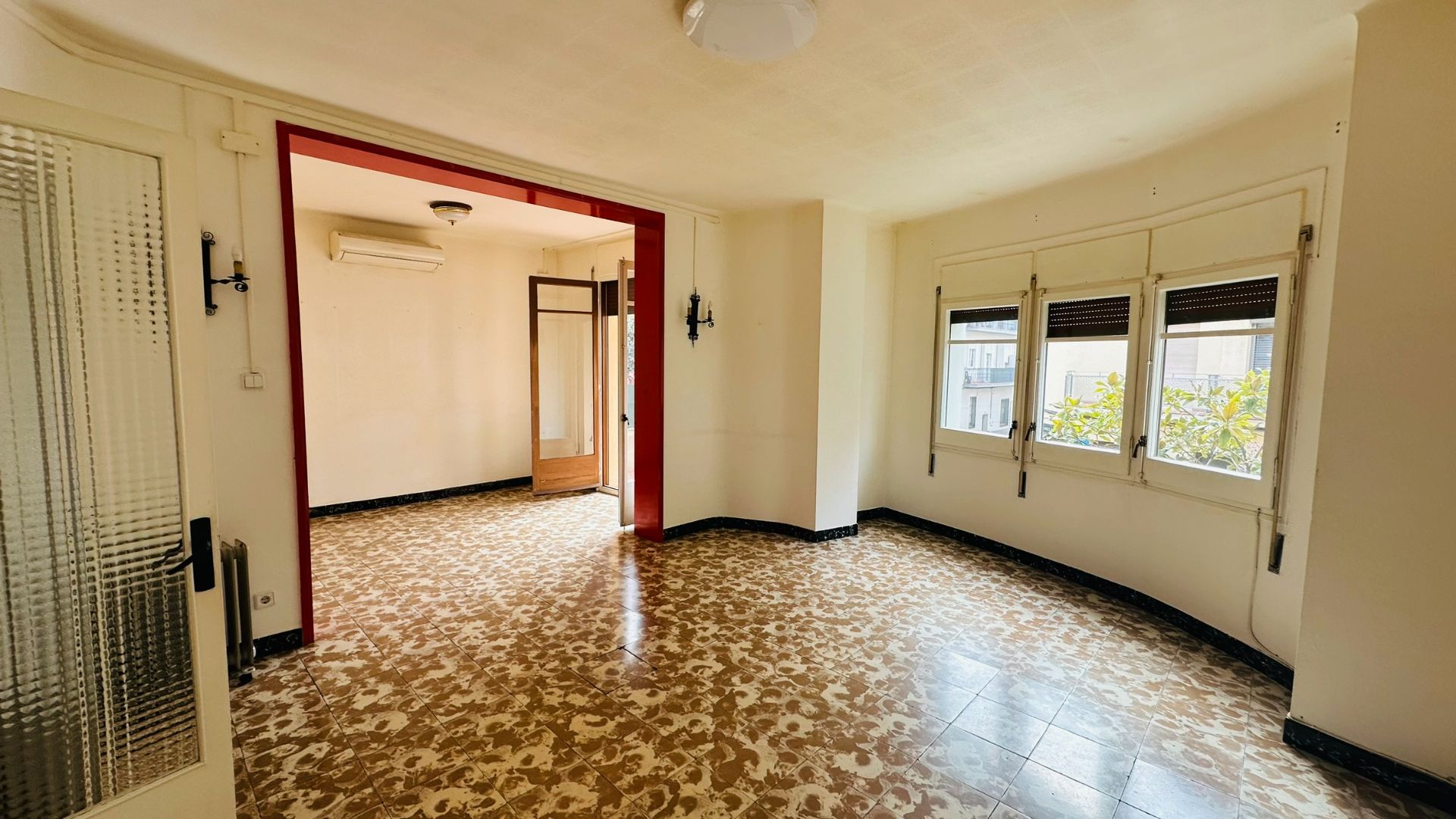 Living room of Flat for sale in Cornellà de Llobregat  with Air Conditioner, Oven and Balcony