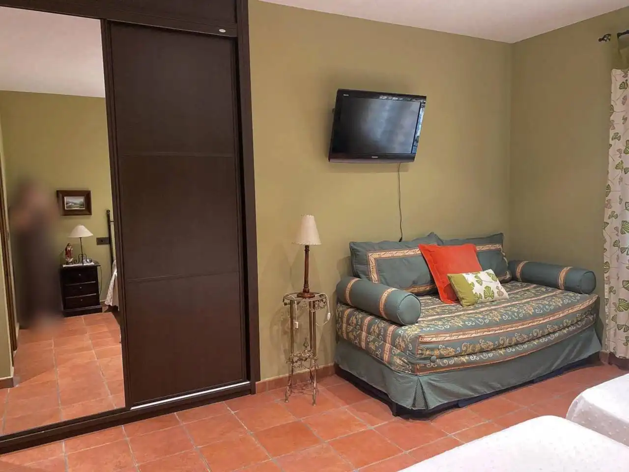 Living room of Houses for sale in Plasencia  with Air Conditioner, Private garden and Swimming Pool
