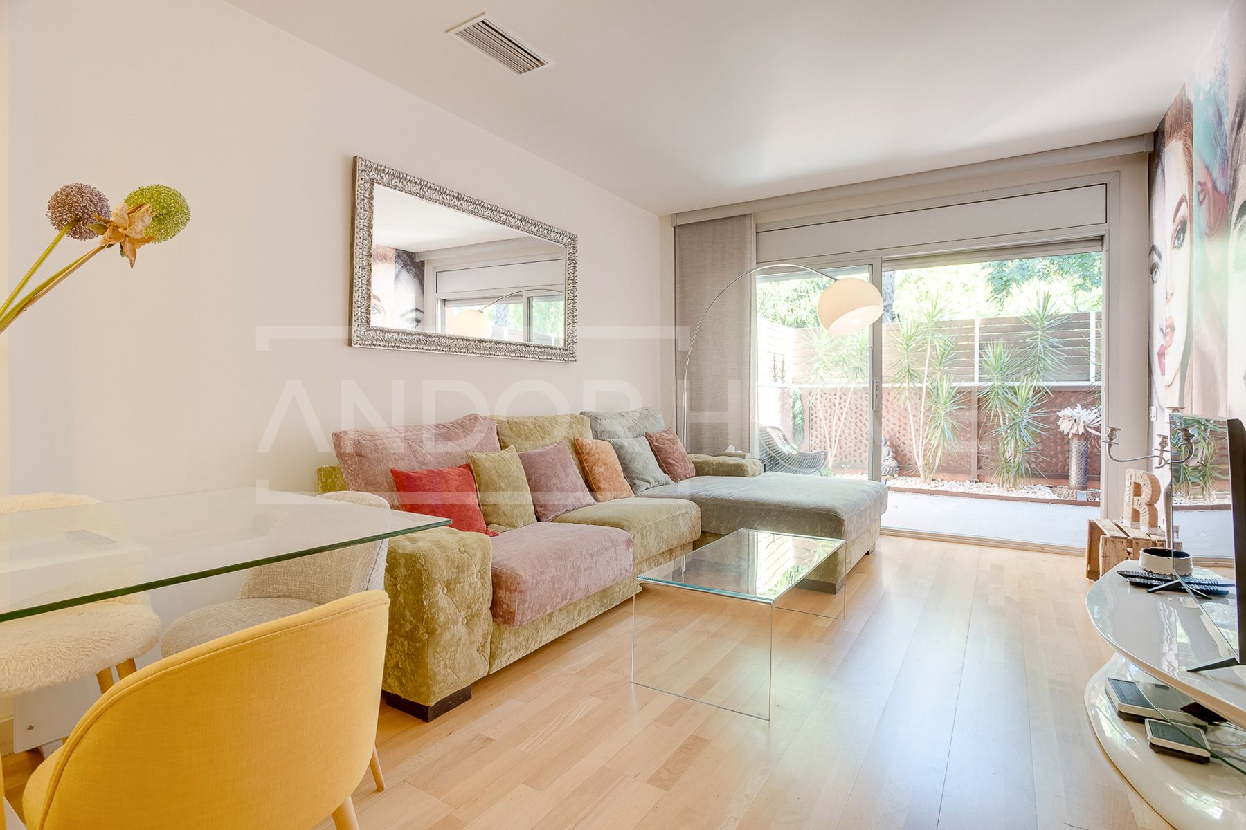 Living room of Flat for sale in  Barcelona Capital  with Air Conditioner, Heating and Parquet flooring