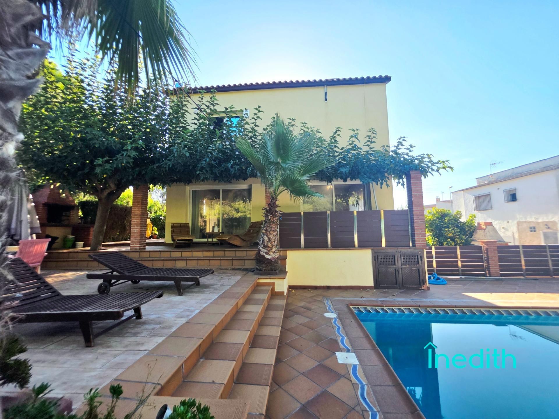 Vista exterior de Casa o xalet en venda en Calafell amb Aire condicionat, Calefacció i Jardí privat