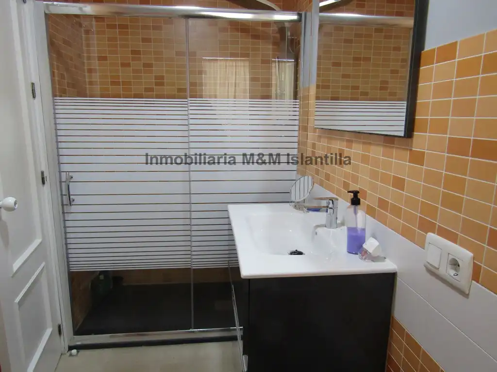 Baño de Casa adosada en venta en Islantilla con Jardín privado, Terraza y Amueblado