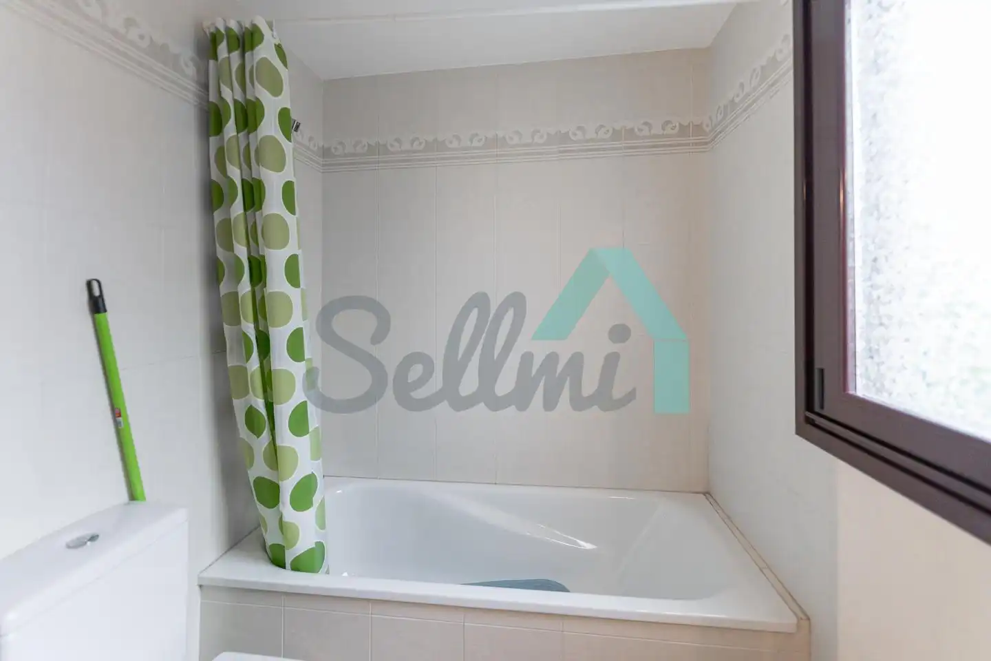 Bathroom of Flat for rent in Oviedo   with Heating, Parquet flooring and Terrace
