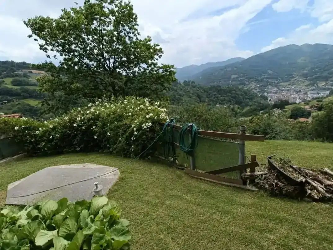 Jardí de Casa o xalet en venda en San Martín del Rey Aurelio amb Terrassa i Balcó