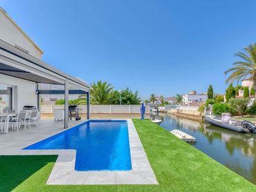 House with pool for sale in Cap Ras - Creus - Falconera