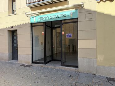 Locale commerciale in affitto a Calle del Real
