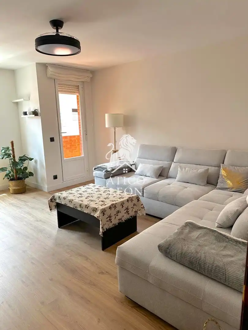 Sala d'estar de Apartament en venda en León Capital  amb Calefacció, Terrassa i Traster