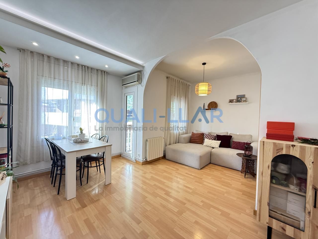 Sala d'estar de Pis en venda en Sant Feliu de Llobregat amb Aire condicionat, Calefacció i Parquet