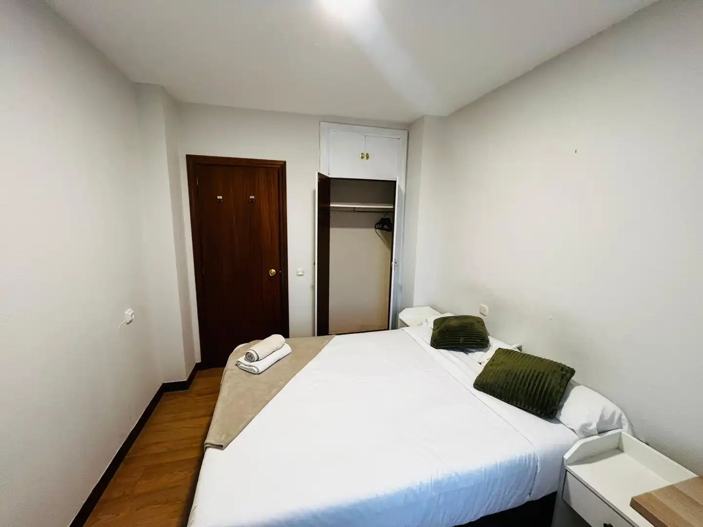 Habitación de Piso para compartir en  Madrid Capital con Calefacción, Terraza y Amueblado
