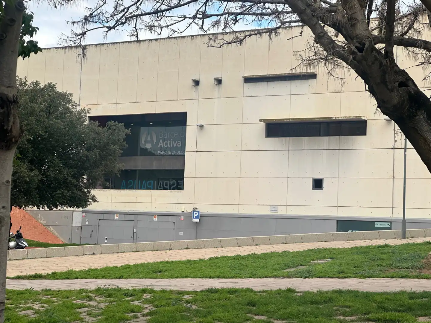 Vista exterior de Edificio en venta en Barcelona con Alarma