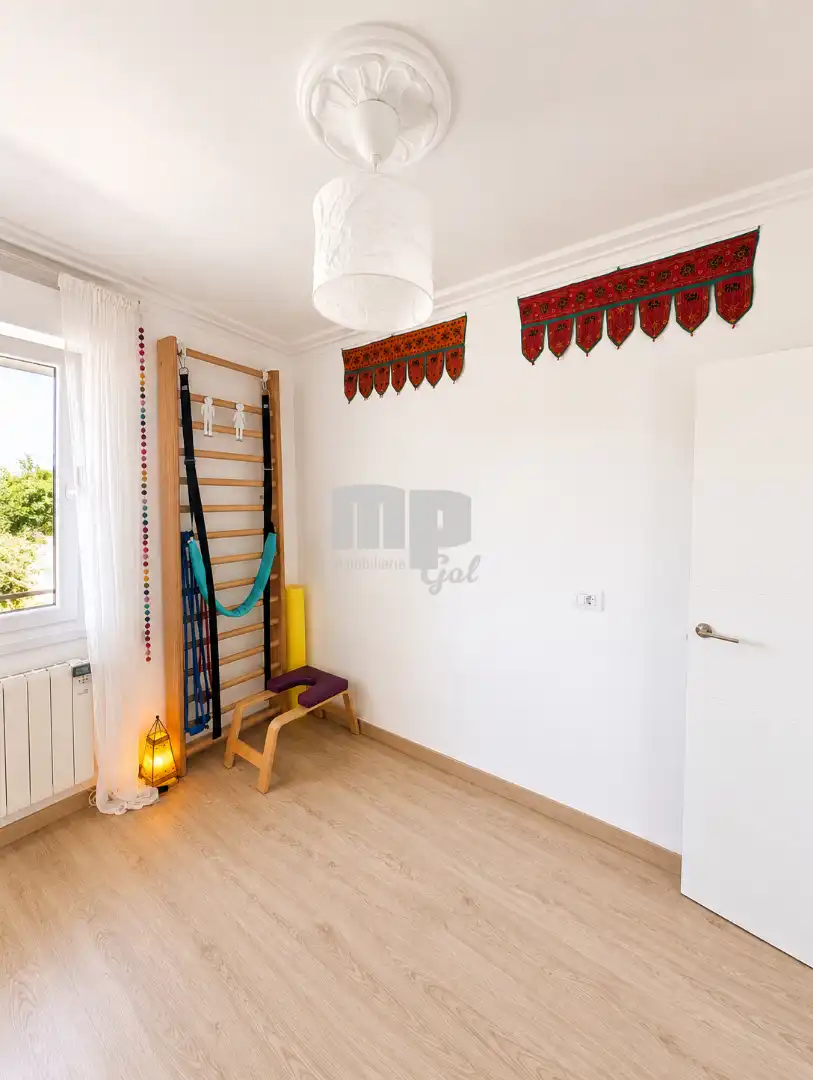 Dormitori de Casa o xalet en venda en Cangas  amb Calefacció, Jardí privat i Parquet
