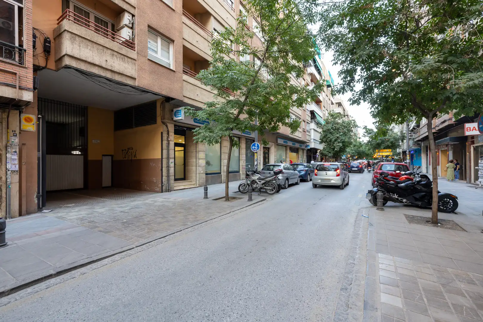 Außenansicht von Garage zum Verkauf in Granada
