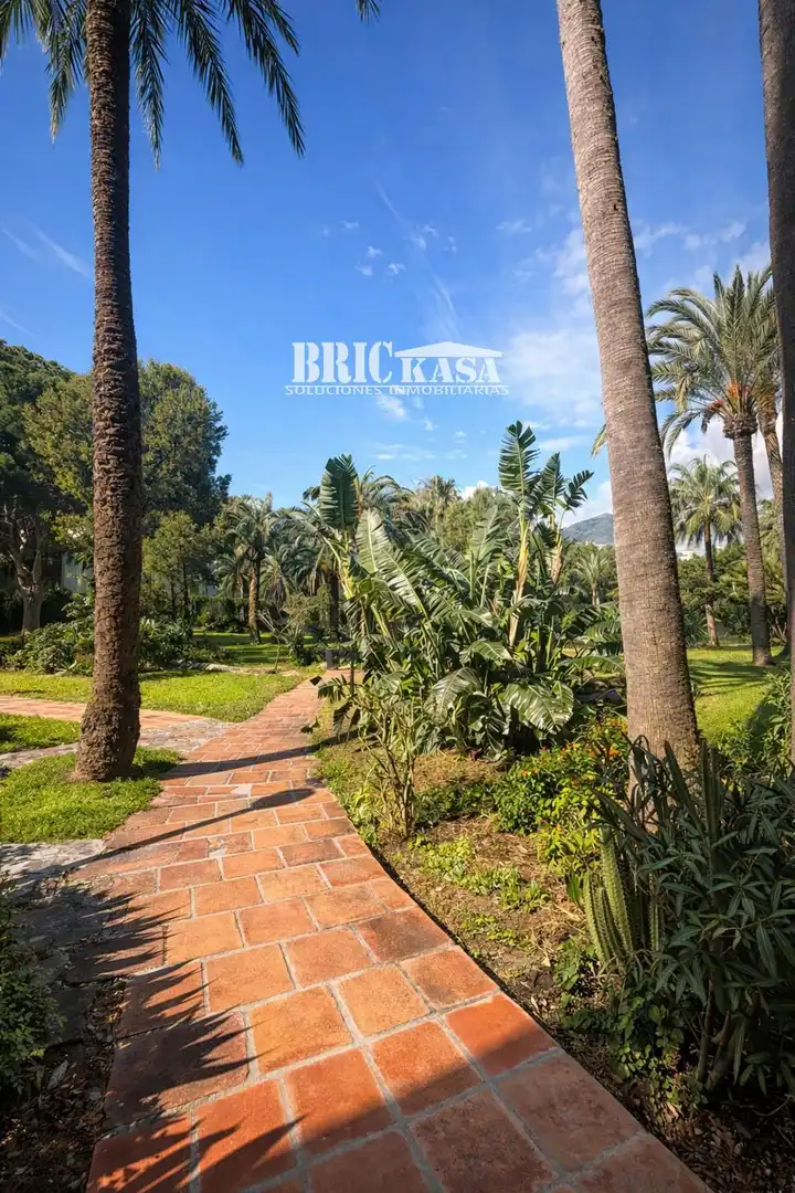 Jardín de Piso en venta en Benalmádena con Terraza, Piscina y Amueblado