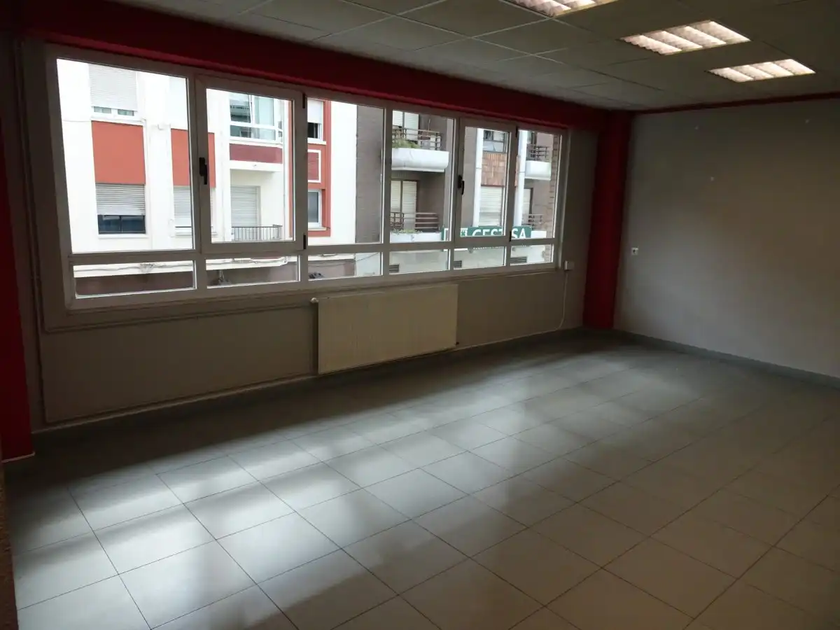 Büro zur Miete in Torrelavega  mit Klimaanlage, Abstellraum und Möbliert