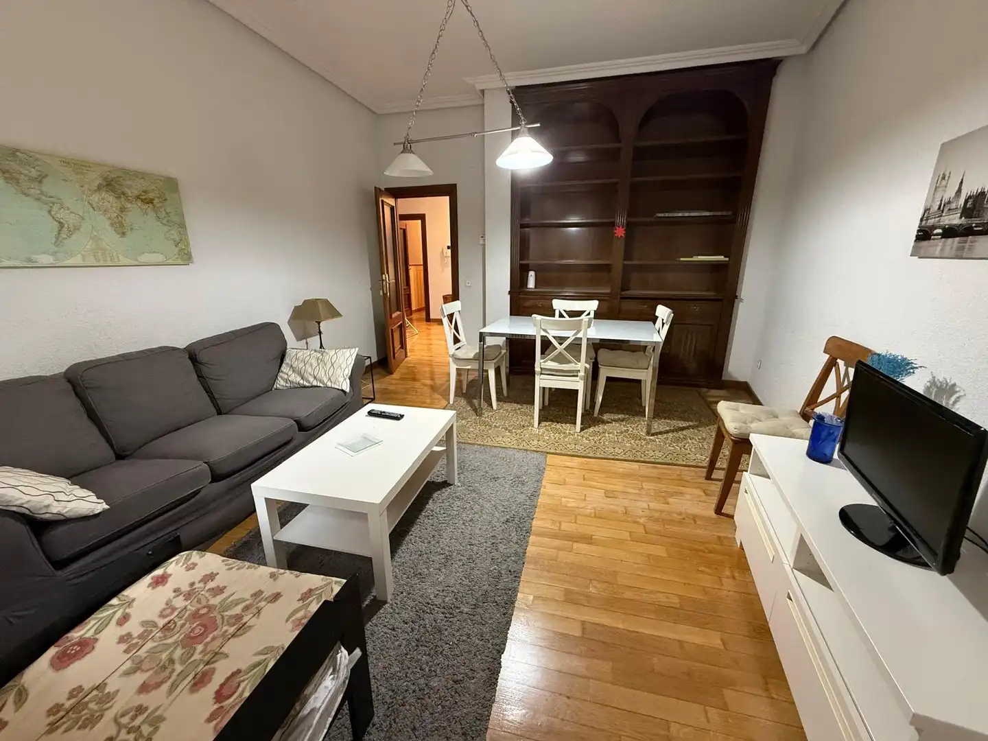 Sala d'estar de Pis de lloguer en Salamanca amb Calefacció, Parquet i Moblat