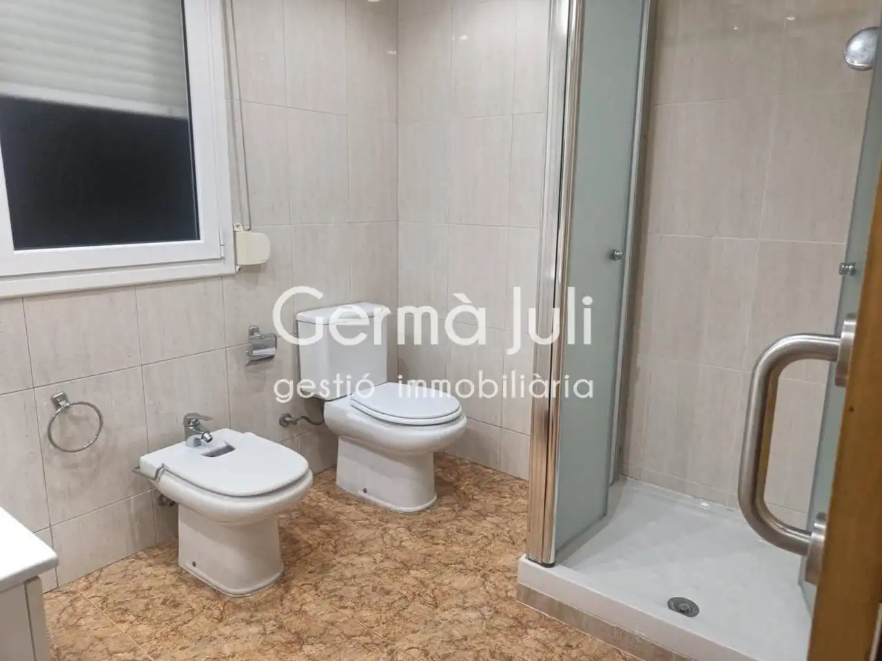Badezimmer von Wohnungen zum Verkauf in Badalona