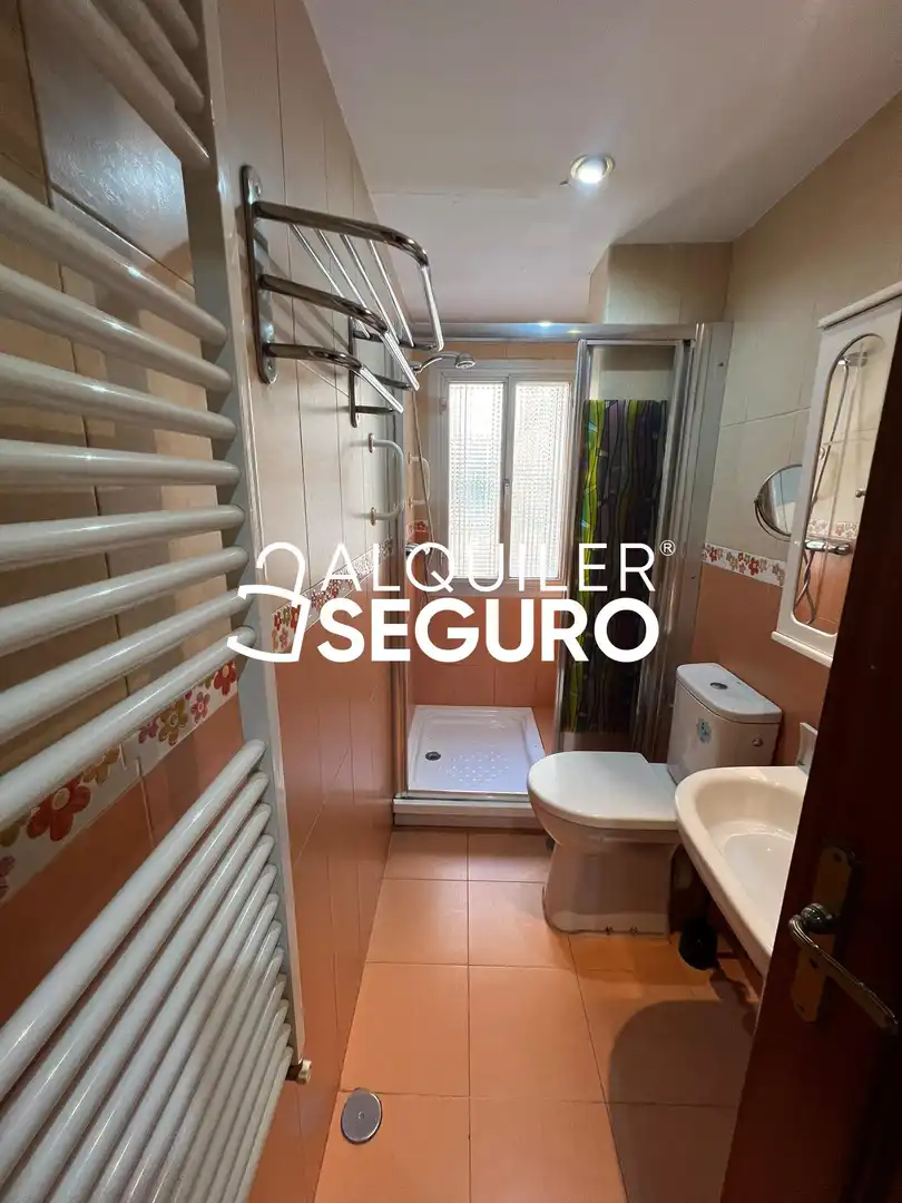 Badezimmer von Wohnung zur Miete in Madrid mit Klimaanlage, Heizung und Terrasse