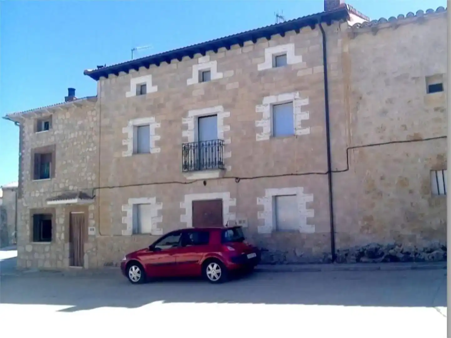Vista exterior de Casa adosada en venda en Pedrosa de Río Úrbel, Burgos