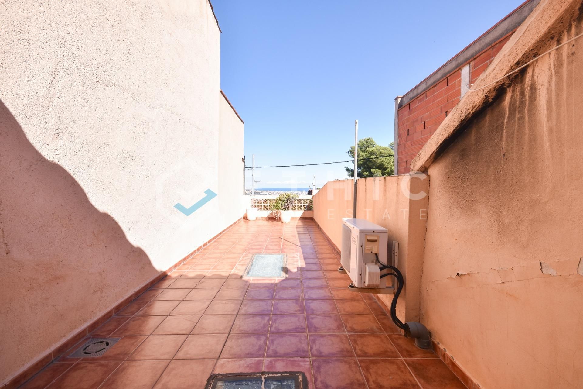 Exterior view of Single-family semi-detached for sale in  Barcelona Capital  with Air Conditioner, Terrace and Balcony