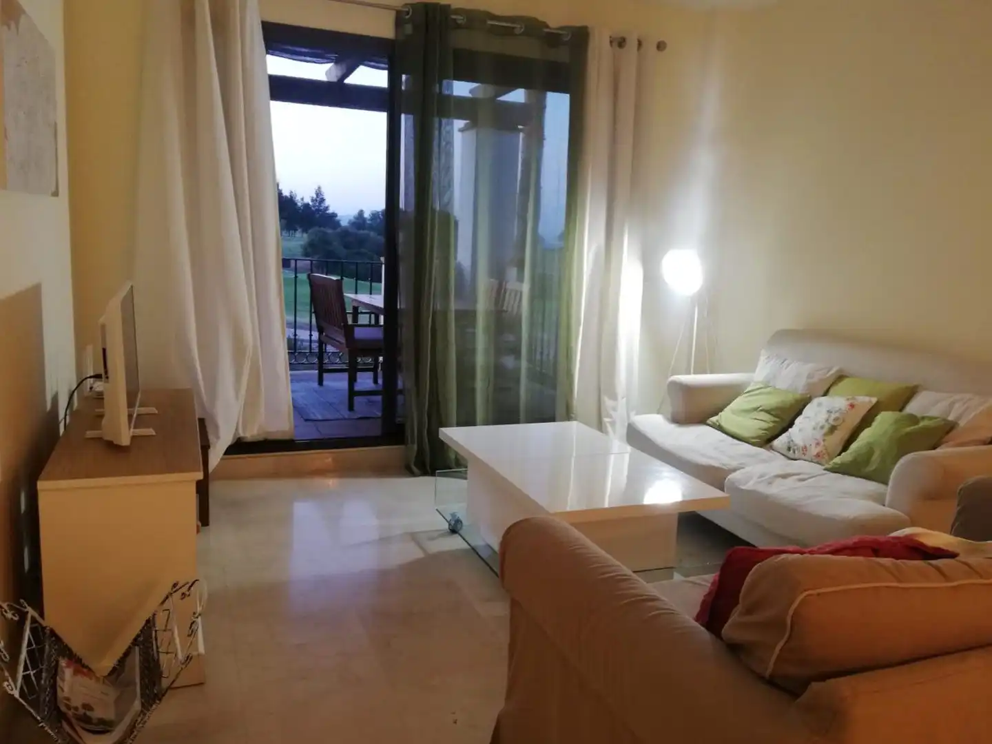Sala d'estar de Apartament de lloguer en La Alcaidesa amb Aire condicionat, Calefacció i Terrassa