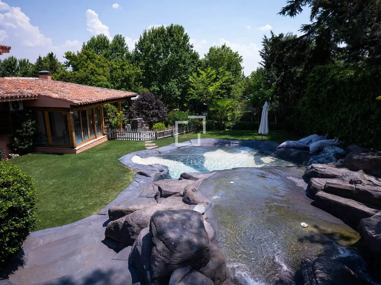 Swimming pool of Houses for rent in Madrid  with Air Conditioner, Heating and Private garden