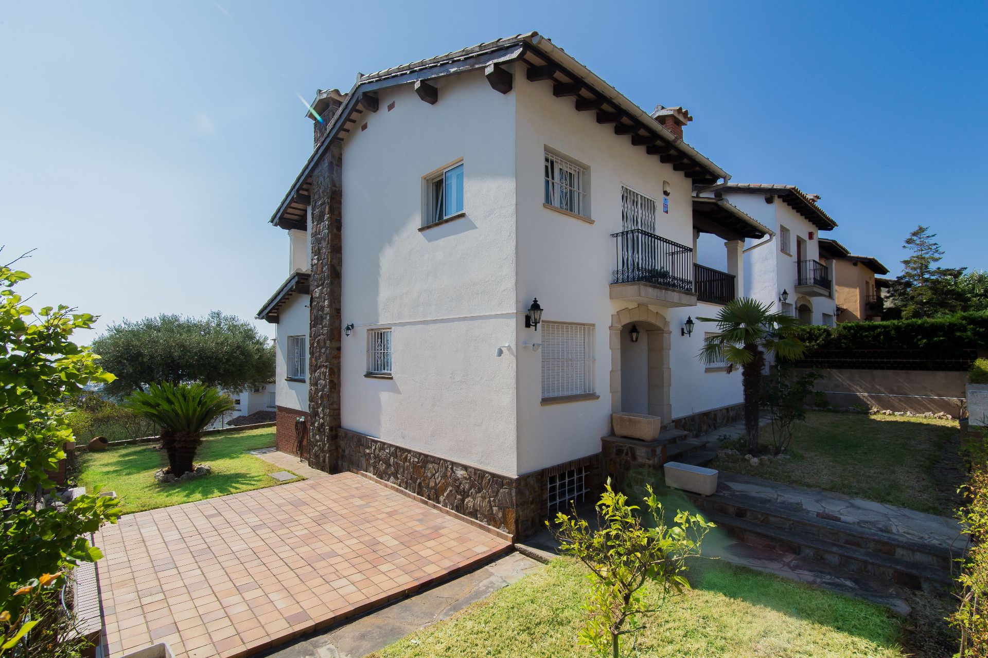 Exterior view of Single-family semi-detached for sale in Premià de Dalt  with Air Conditioner, Heating and Private garden
