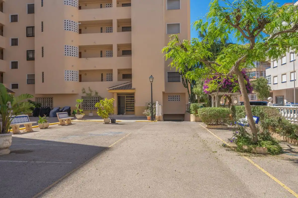 Vista exterior de Pis en venda en Guardamar del Segura amb Calefacció, Jardí privat i Terrassa