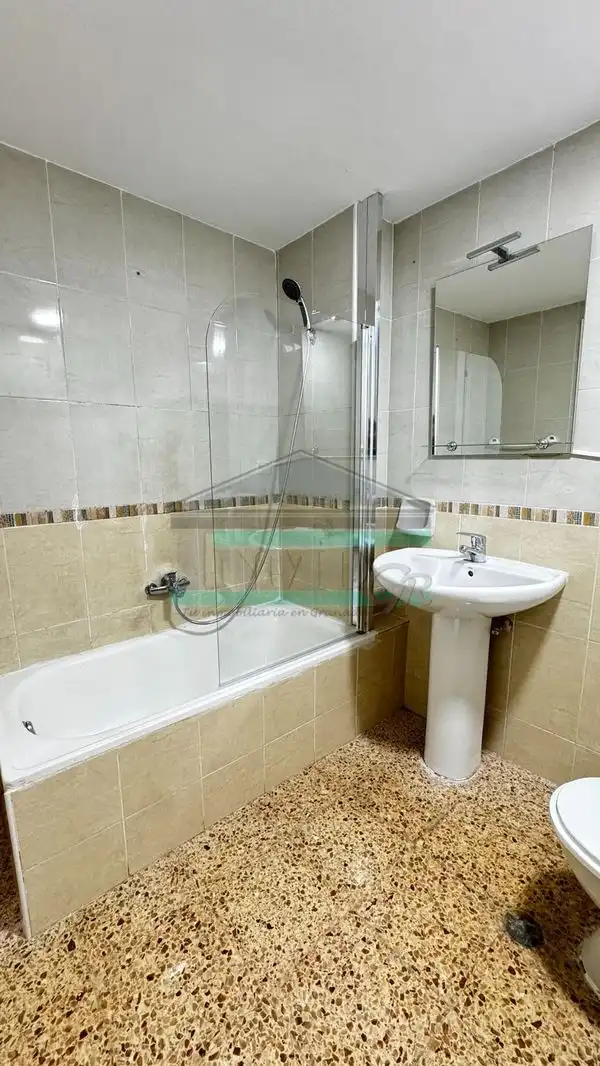 Bathroom of Flat for rent in Granada  with Furnished, TV and Balcony