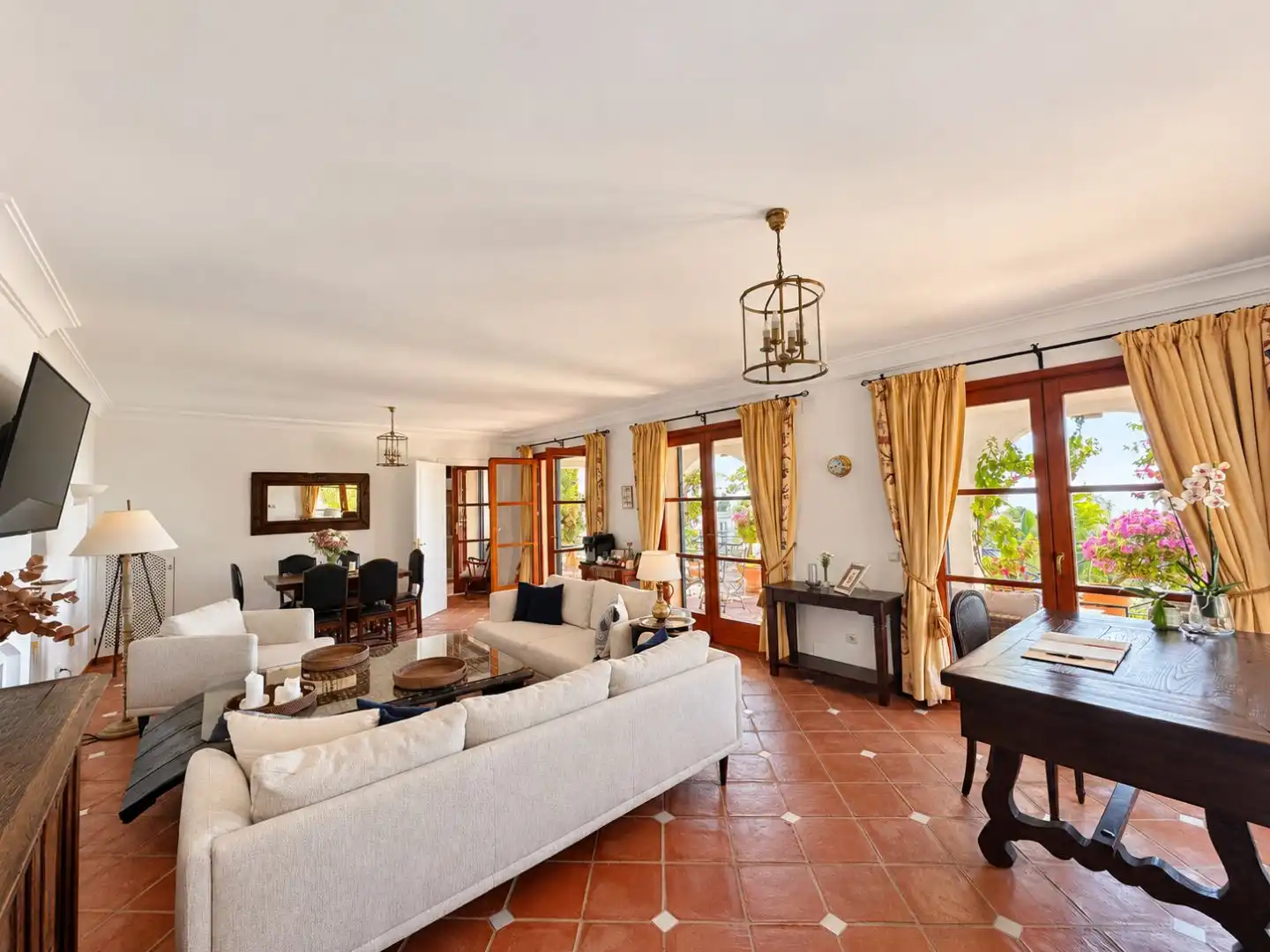 Living room of Houses for sale in Benahavís  with Air Conditioner, Swimming Pool and Balcony