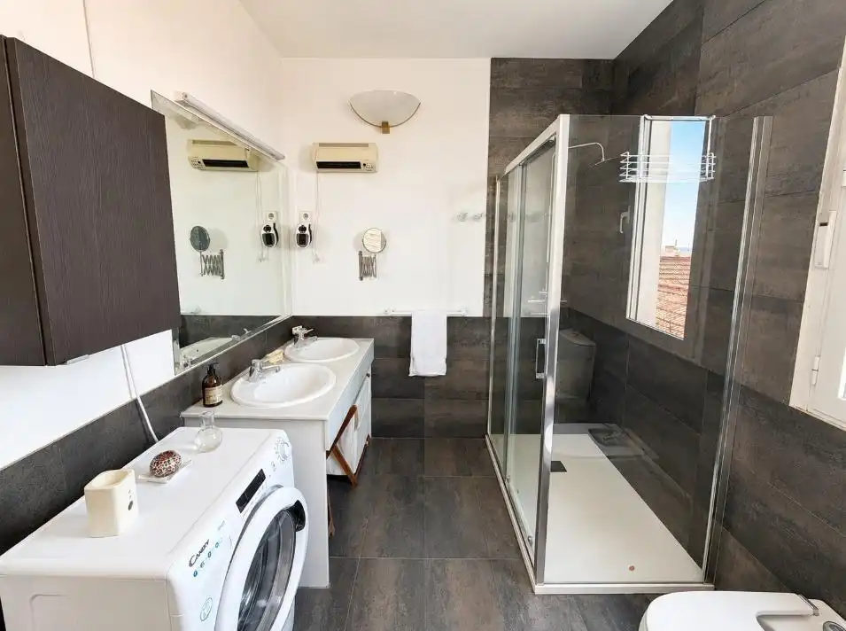 Badezimmer von Dachboden zur Miete in Madrid mit Klimaanlage, Terrasse und Möbliert