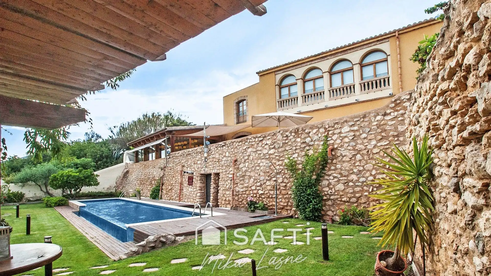 Vista exterior de Casa o xalet en venda en Sant Pere de Ribes amb Aire condicionat, Terrassa i Piscina