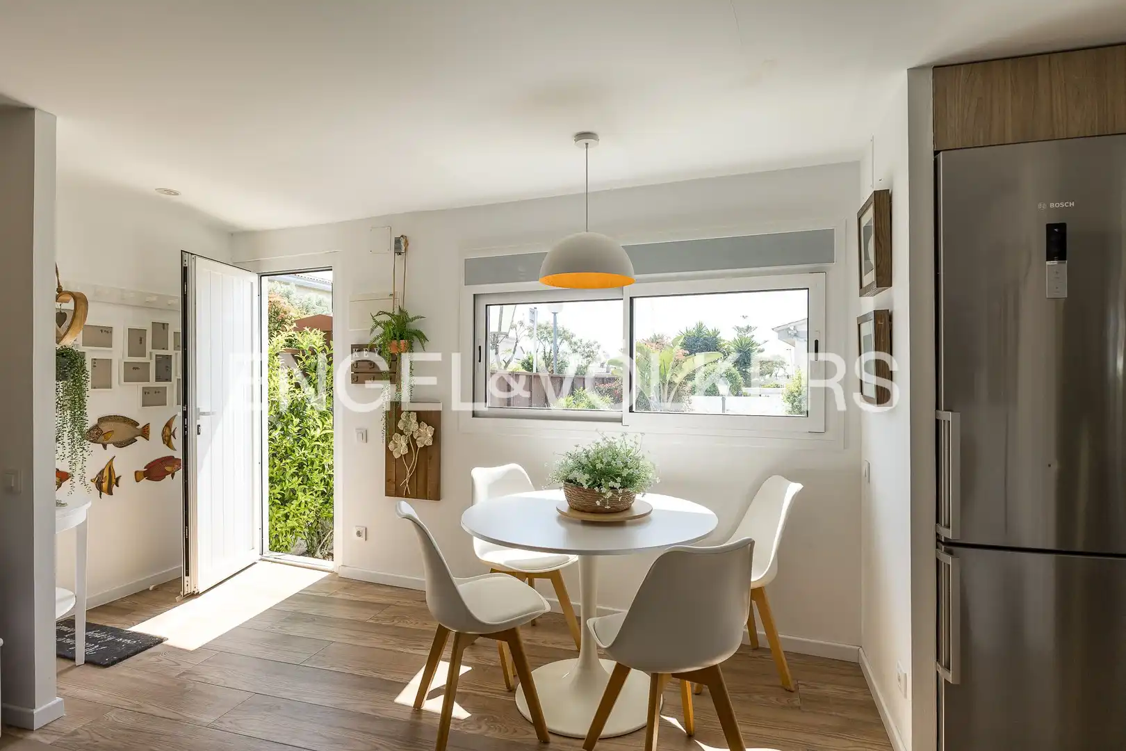 Comedor de Casa o chalet en venta en Vilanova i la Geltrú con Aire acondicionado, Calefacción y Jardín privado