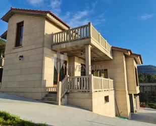 Vista exterior de Casa o xalet en venda en Oia amb Calefacció, Jardí privat i Terrassa