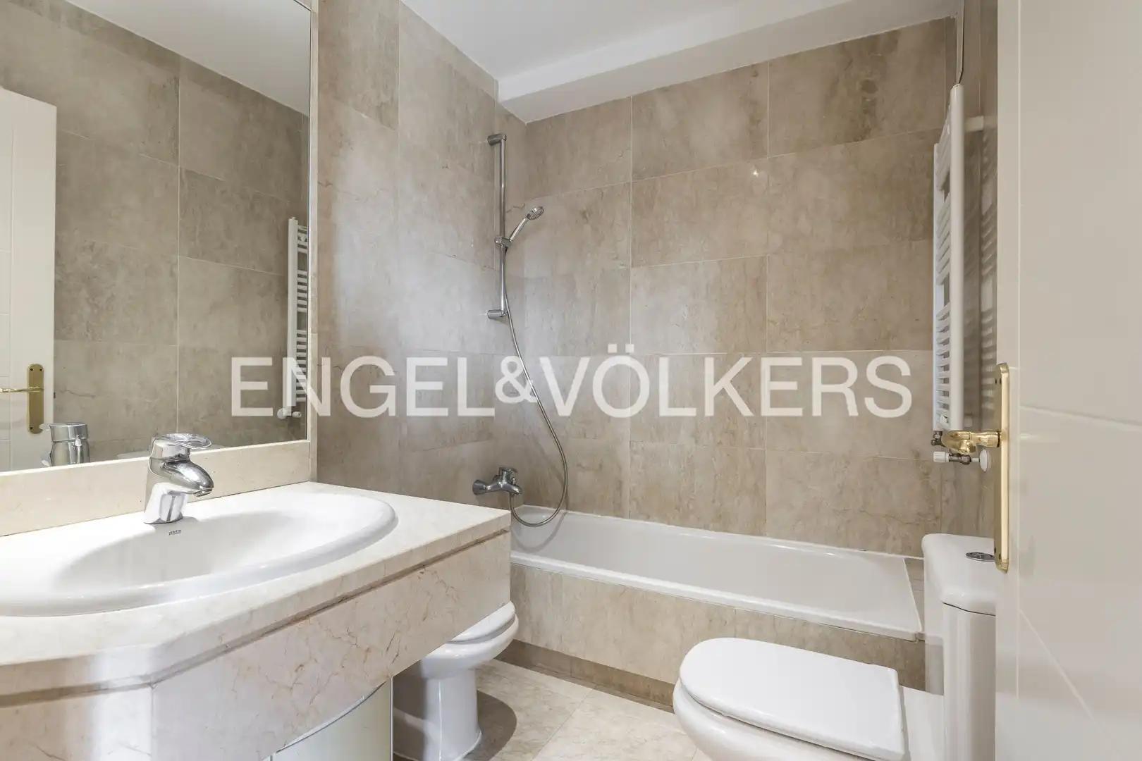 Badezimmer von Dachboden zur Miete in Madrid mit Klimaanlage, Heizung und Parkett