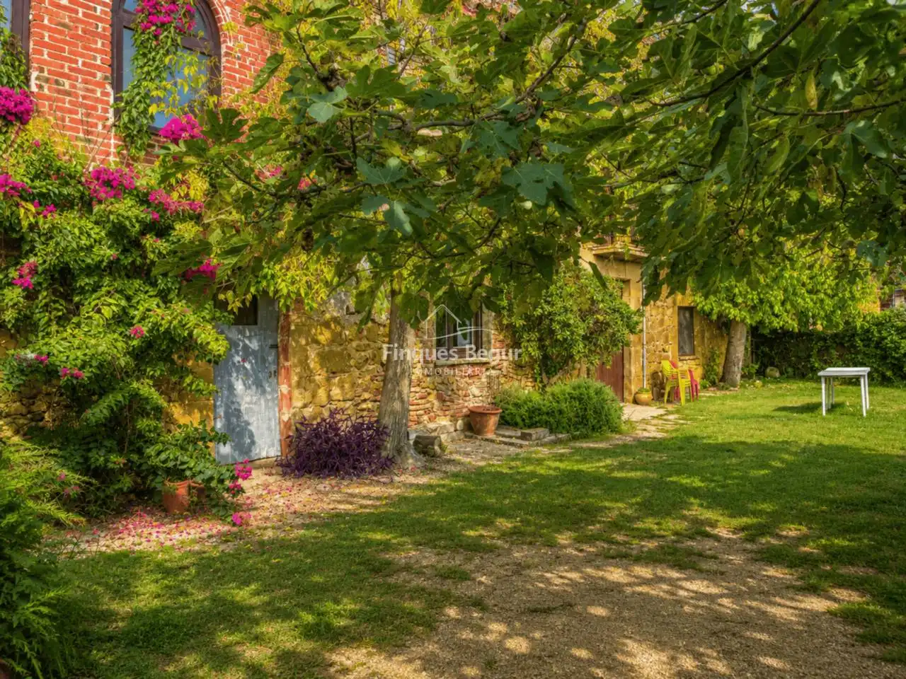 Country house with garden for sale in Calle Can Gleies