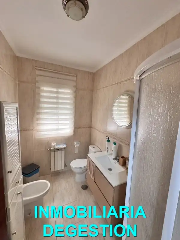Bany de Casa o xalet en venda en Linares amb Aire condicionat, Jardí privat i Piscina