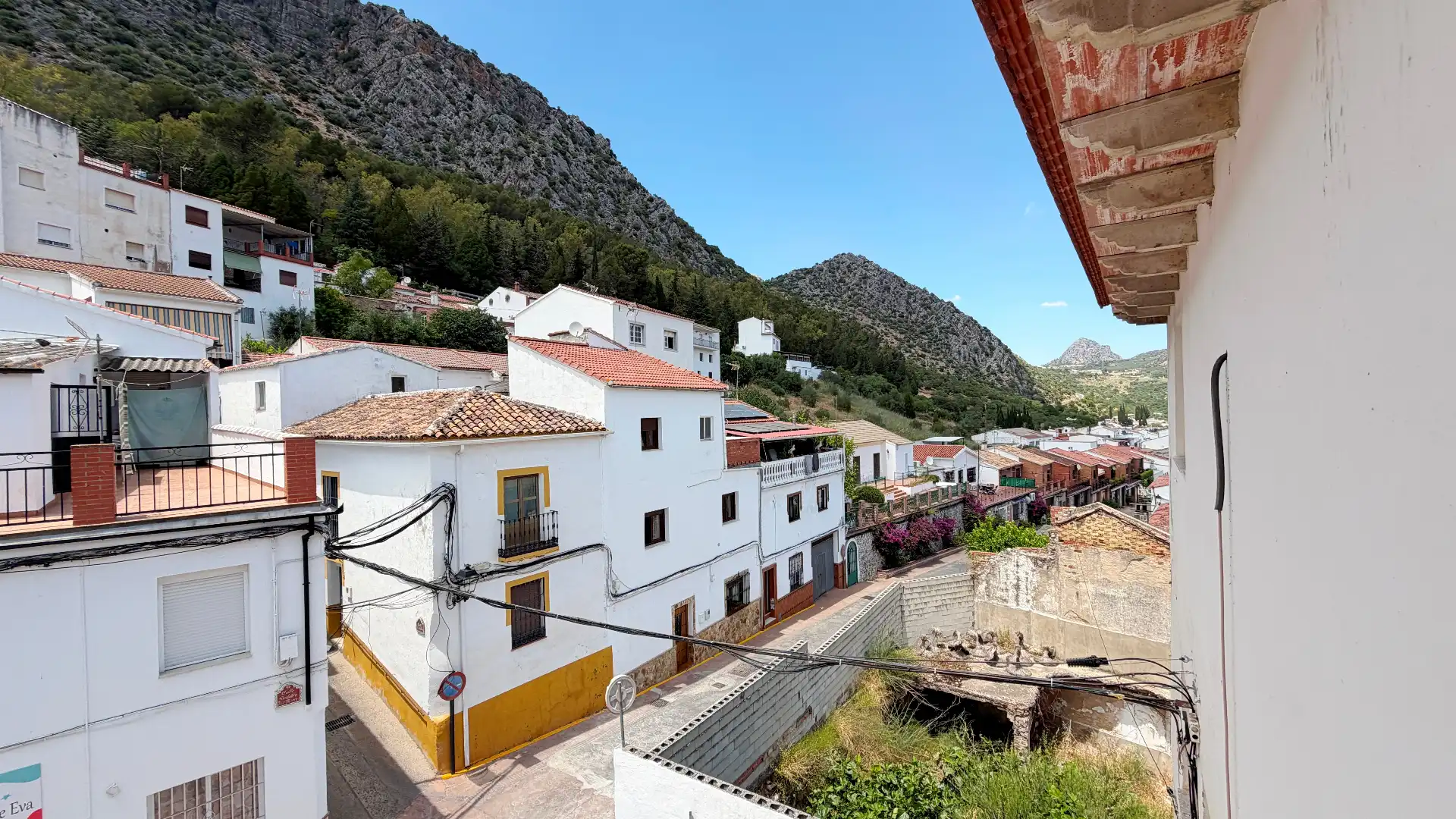 Vista exterior de Casa adosada en venda en Benaoján amb Terrassa