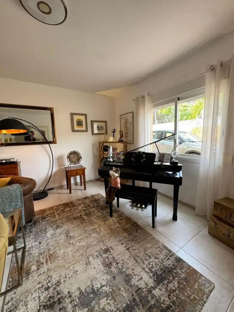 Sala d'estar de Casa o xalet en venda en L'Alfàs del Pi amb Aire condicionat, Jardí privat i Terrassa