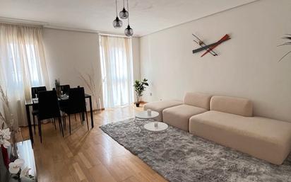 Living room of Flat for sale in Valladolid Capital  with Heating, Parquet flooring and Storage room