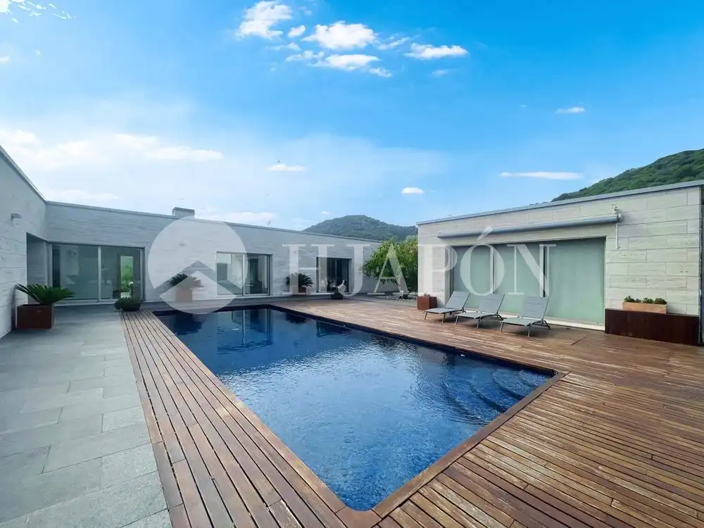Piscina de Casa o xalet en venda en Vallromanes amb Aire condicionat, Jardí privat i Parquet