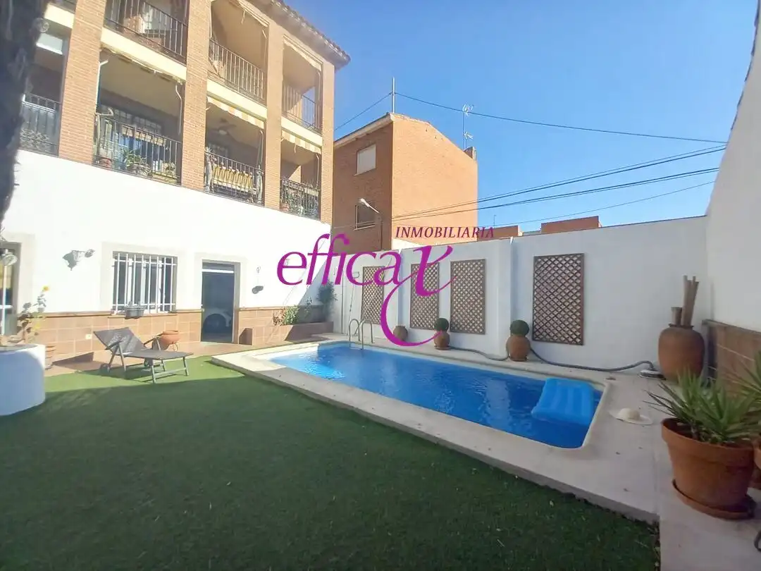 Vista exterior de Casa o xalet en venda en Torrijos amb Aire condicionat, Calefacció i Piscina