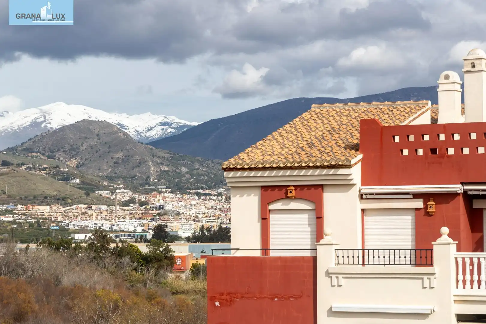 Vista exterior de Àtic en venda en Motril amb Jardí privat, Terrassa i Piscina comunitària