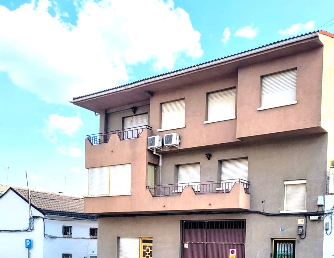 Vista exterior de Casa o xalet en venda en San Martín de Valdeiglesias amb Calefacció, Terrassa i Moblat